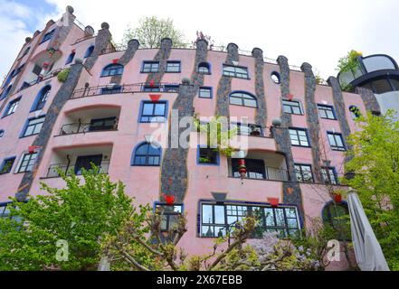 Magdeburgo, Germania 04-20-2024 facciata esterna dell'architetto austriaco Hundertwasser House Foto Stock