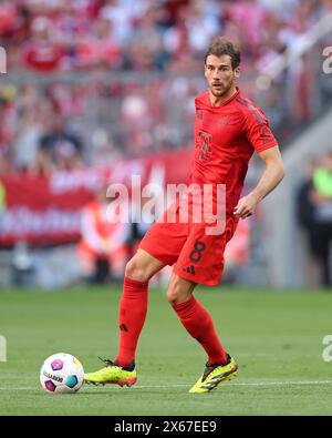 MONACO DI BAVIERA, GERMANIA - 12 MAGGIO: Leon Goretzka del Bayern Muenchen corre con un pallone durante la partita di Bundesliga tra il Bayern München e il Wolfsburg all'Allianz Arena il 12 maggio 2024 a Monaco di Baviera, Germania. © diebilderwelt / Alamy Stock Foto Stock