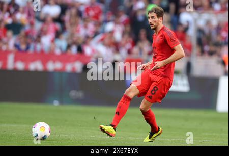 MONACO DI BAVIERA, GERMANIA - 12 MAGGIO: Leon Goretzka del Bayern Muenchen corre con un pallone durante la partita di Bundesliga tra il Bayern München e il Wolfsburg all'Allianz Arena il 12 maggio 2024 a Monaco di Baviera, Germania. © diebilderwelt / Alamy Stock Foto Stock