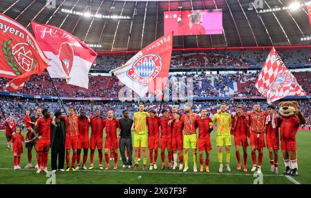 MONACO, GERMANIA - 12 MAGGIO: I giocatori del Bayern festeggiano con i tifosi dopo la vittoria della Bundesliga tra il Bayern München e il VfL Wolfsburg all'Allianz Arena il 12 maggio 2024 a Monaco, Germania. © diebilderwelt / Alamy Stock Foto Stock