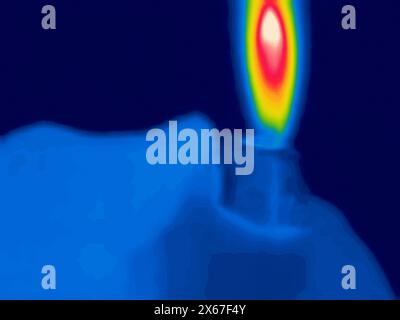 Accendino a gas in mano. Immagine modificata dal dispositivo della termocamera Foto Stock