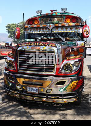 "Chicken Bus". Antigua, Guatemala. Scuolabus americano in pensione ristrutturato nella stazione degli autobus vicino al mercato municipale. Vivace, individualizzato, famoso. Foto Stock