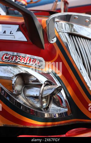 "Chicken Bus". Antigua, Guatemala. Scuolabus americano in pensione ristrutturato nella stazione degli autobus vicino al mercato municipale. Vivace, individualizzato, famoso. Foto Stock