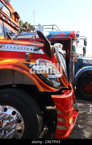 "Chicken Bus". Antigua, Guatemala. Scuolabus americano in pensione ristrutturato nella stazione degli autobus vicino al mercato municipale. Vivace, individualizzato, famoso. Foto Stock