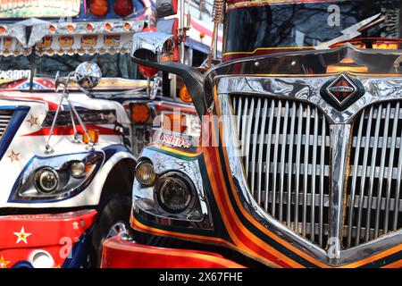 "Chicken Bus". Antigua, Guatemala. Scuolabus americano in pensione ristrutturato nella stazione degli autobus vicino al mercato municipale. Vivace, individualizzato, famoso. Foto Stock