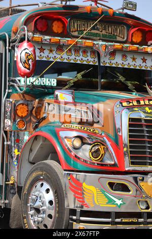 "Chicken Bus". Antigua, Guatemala. Scuolabus americano in pensione ristrutturato nella stazione degli autobus vicino al mercato municipale. Vivace, individualizzato, famoso. Foto Stock