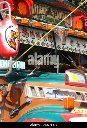 "Chicken Bus". Antigua, Guatemala. Scuolabus americano in pensione ristrutturato nella stazione degli autobus vicino al mercato municipale. Vivace, individualizzato, famoso. Foto Stock