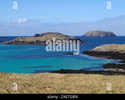 Vista a nord di Sean Bheinn e Bearasaigh da Cealasaigh, Loch Roag esterno, Lewis, Ebridi esterne, Scozia Foto Stock