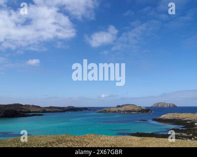 Vista a nord di Sean Bheinn e Bearasaigh da Cealasaigh, Loch Roag esterno, Lewis, Ebridi esterne, Scozia Foto Stock