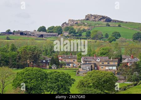 Una vista lontana di Almscliffe Crag vicino a Harroge nel North Yorkshire, Regno Unito Foto Stock