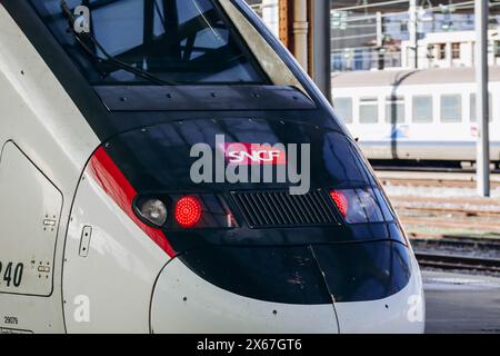 Nizza, Francia - 6 gennaio 2024: Treno TGV OuiGo sulla piattaforma della stazione ferroviaria di Nizza Foto Stock