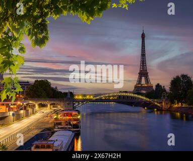 Paesaggio di Parigi con la vista sulla Torre Eiffel e Pont Rouelle di prima mattina, Francia Foto Stock