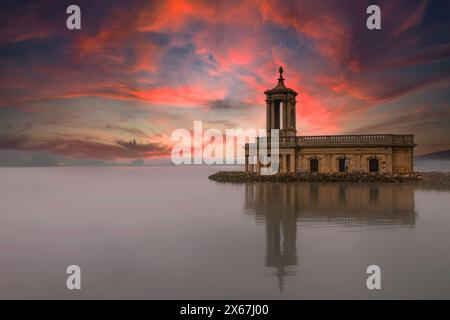 Normanton Church, una volta conosciuta come St Mathew's Church al tramonto, Rutland Water, Rutland, Inghilterra, Regno Unito. Foto Stock