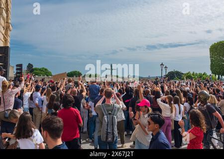 Montpellier, Francia. 13 maggio 2024. Una folla molto felice fa il tifo per il primo fiamma olimpico che corre verso l'Arco di Trionfo nel centro di Montpellier. Rapporto crediti MPL/Alamy Live News Foto Stock