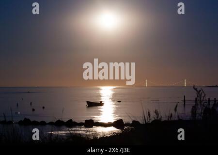 Luna piena sul ponte Storebaelt con riflessi nel Mar Baltico, Dalby, Danimarca Foto Stock