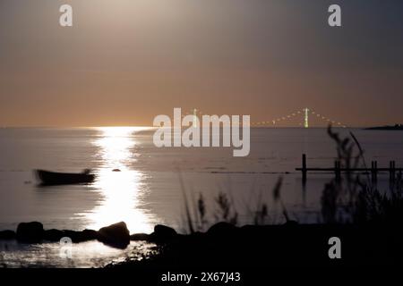 Luna piena sul ponte Storebaelt con riflessi nel Mar Baltico, Dalby, Danimarca Foto Stock