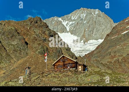 Capanna Bietschhorn del Club Alpino accademico di Berna AACB, cima Bietschhorn sul retro, Lötschental, Vallese, Svizzera Foto Stock