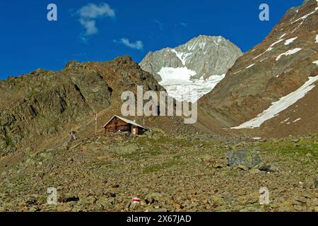 Capanna Bietschhorn del Club Alpino accademico di Berna AACB in un campo di ghiaia ai piedi della vetta del Bietschhorn, Lötschental, Vallese, Svizzera Foto Stock