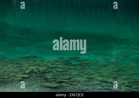 Acqua verde smeraldo, Eibsee vicino Grainau, Germania, Baviera Foto Stock