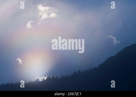 Archi di luce in colori arcobaleno su un crinale di montagna, Alpi Bavaresi, Karwendel, Germania, Baviera Foto Stock