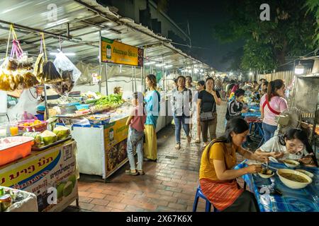 Bancarelle alimentari al mercato notturno di Luang Prabang, Laos, Asia Foto Stock