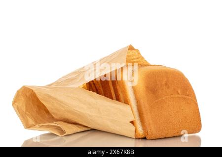 Tre pezzi di pane bianco tostapane in un sacchetto di carta, macro, isolato su sfondo bianco. Foto Stock