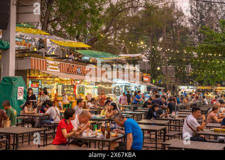 Tavoli da pranzo al mercato notturno di Luang Prabang, Laos, Asia Foto Stock