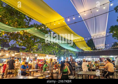 Tavoli da pranzo al mercato notturno di Luang Prabang, Laos, Asia Foto Stock