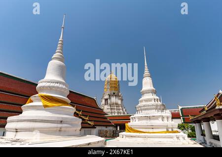 Prang e Chedi del tempio buddista Wat Phra si Rattana Mahathat a Phitsanulok, Thailandia, Asia Foto Stock