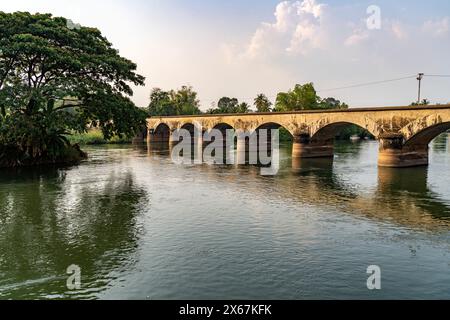 L'ex ponte ferroviario francese sul Mekong tra Don Det e Don Khon, si Phan Don, provincia di Champasak, Laos, Asia Foto Stock