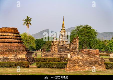 Statua del Buddha nel tempio buddista centrale Wat Mahathat, Parco storico di Sukhothai, Patrimonio dell'Umanità dell'UNESCO, Thailandia, Asia Foto Stock