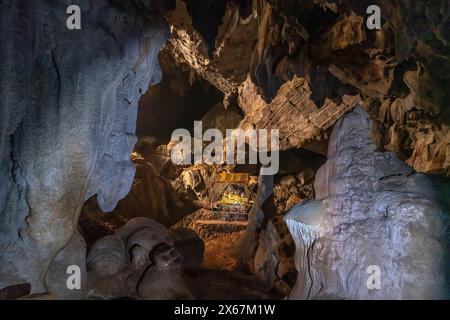 Buddha sdraiato nella grotta Tham Phu Kham vicino a Vang Vieng, Laos, Asia Foto Stock