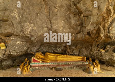 Buddha sdraiato nella grotta degli elefanti Tham Xang vicino a Vang Vieng, Laos, Asia Foto Stock