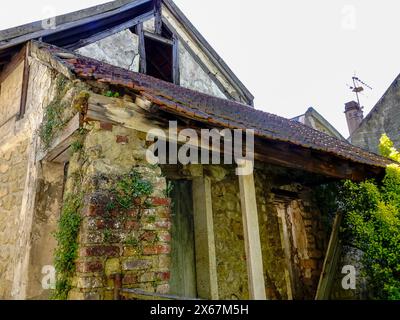Affascinante vecchia casa in mattoni, pietra e piastrelle, edificio che necessita di riparazione, Auvers-sur-Oise, Francia. Foto Stock