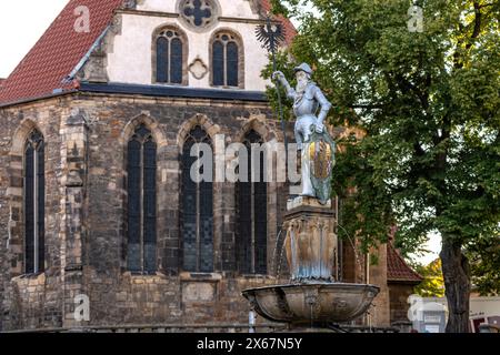 Statua del cavaliere sulla fontana Hop di fronte alla chiesa di Johann Sebastian Bach ad Arnstadt, Turingia, Germania Foto Stock