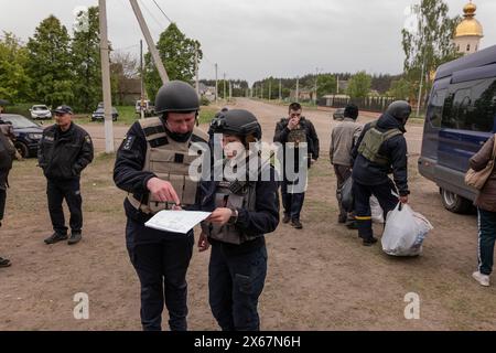 Charkiv, Ucraina. 13 maggio 2024: I civili che vivono a Vovchansk e nelle regioni circostanti vengono evacuati dalle loro case. Mentre la Russia tenta di reinvadere l'Ucraina settentrionale il 13 maggio 2024. (Credit Image: © Svet Jacqueline/ZUMA Press Wire) SOLO PER USO EDITORIALE! Non per USO commerciale! Crediti: ZUMA Press, Inc./Alamy Live News Foto Stock