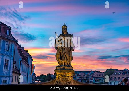 Statua dell'imperatrice Cunegonde sul ponte inferiore di Bamberga al tramonto, alta Franconia, Baviera, Germania, Europa Foto Stock