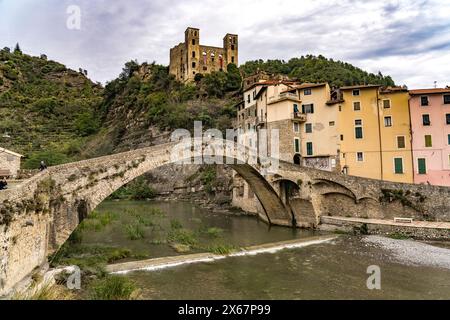 L'antico ponte Nervia Ponte Vecchio di Dolceacqua e il castello dei Doria a Dolceacqua, Liguria, Italia, Europa Foto Stock