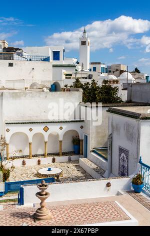 Le tipiche case tradizionali, le terrazze sul tetto. White Madina a Sidi Bou Said vicino a Tunisi. Tunisia, Nord Africa Foto Stock