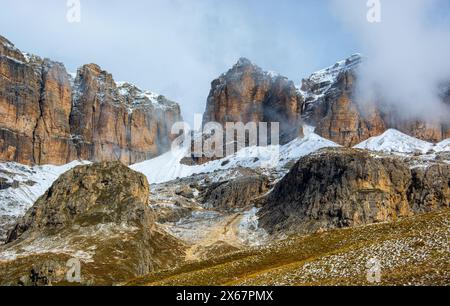 La splendida vista sulle Dolomiti sul passo Pordoi tra Veneto e Trentino alto Adige in Italia Foto Stock