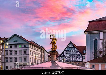 La città dorata di San Giorgio sulla fontana Georgsbrunnen sulla piazza del mercato a Eisenach, Turingia, Germania Foto Stock
