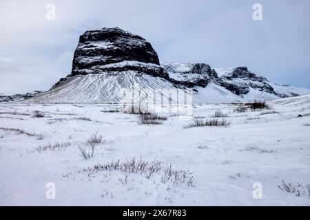 Monte Lomagnupur in inverno nell'Islanda meridionale Foto Stock