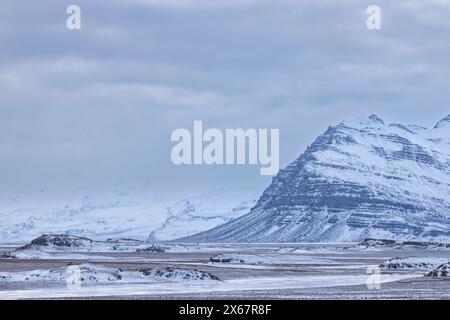 Monte Lomagnupur in inverno nell'Islanda meridionale Foto Stock