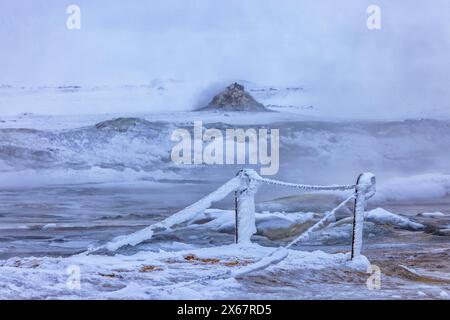 L'area geotermica di Namafjall Hverir nella regione di Myvatn nell'Islanda settentrionale Foto Stock