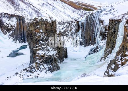 Il ghiacciato canyon di Studlagil in uno splendido paesaggio innevato nell'Islanda orientale Foto Stock