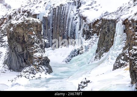 Il ghiacciato canyon di Studlagil in uno splendido paesaggio innevato nell'Islanda orientale Foto Stock