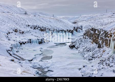 Il ghiacciato canyon di Studlagil in uno splendido paesaggio innevato nell'Islanda orientale Foto Stock