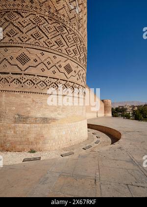 Vista esterna di una torre angolare dell'Arg di Karim Khan, cittadella del XVIII secolo nel centro storico di Shiraz, Iran. Foto Stock