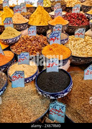 Colorata selezione di spezie locali in vendita esposta al Vakil Bazaar di Shiraz, Iran. Foto Stock