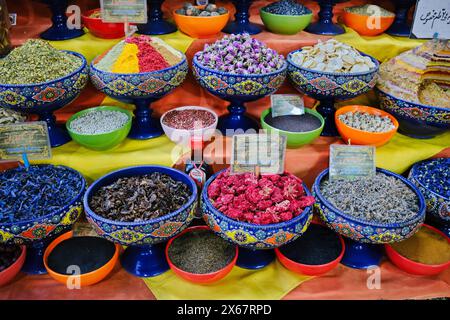 Colorata selezione di spezie locali in vendita esposta al Vakil Bazaar di Shiraz, Iran. Foto Stock